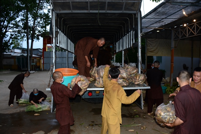 Chùa Hoằng Pháp: Tiếp tục hỗ trợ người dân khó khăn trong đại dịch Covid (đợt 8)